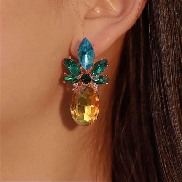 🌵4/$30 New Crystal Pineapple Stud Earrings - Picture 2 of 2
